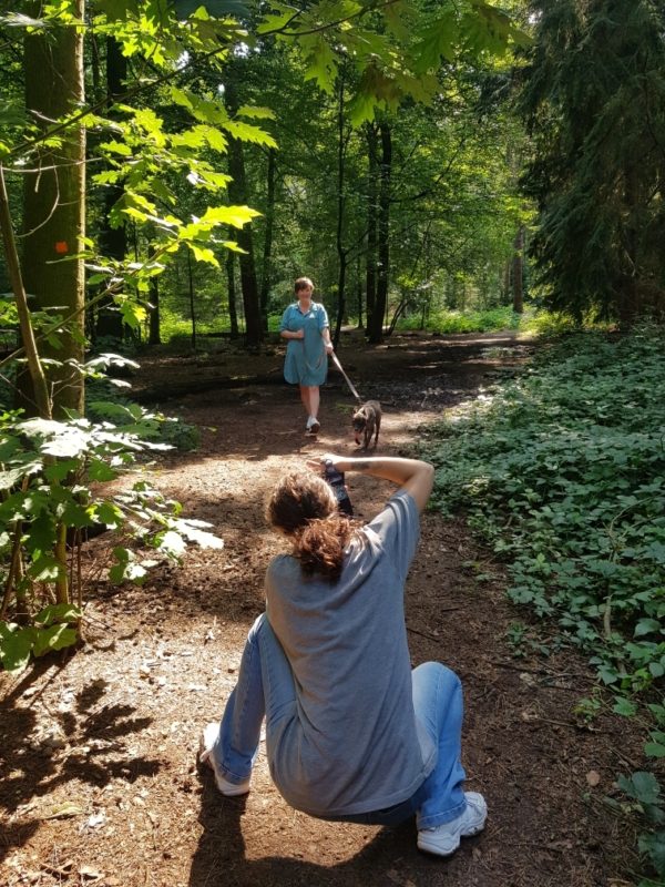 20210821_115143 Monique wandelt met de hond in een bos