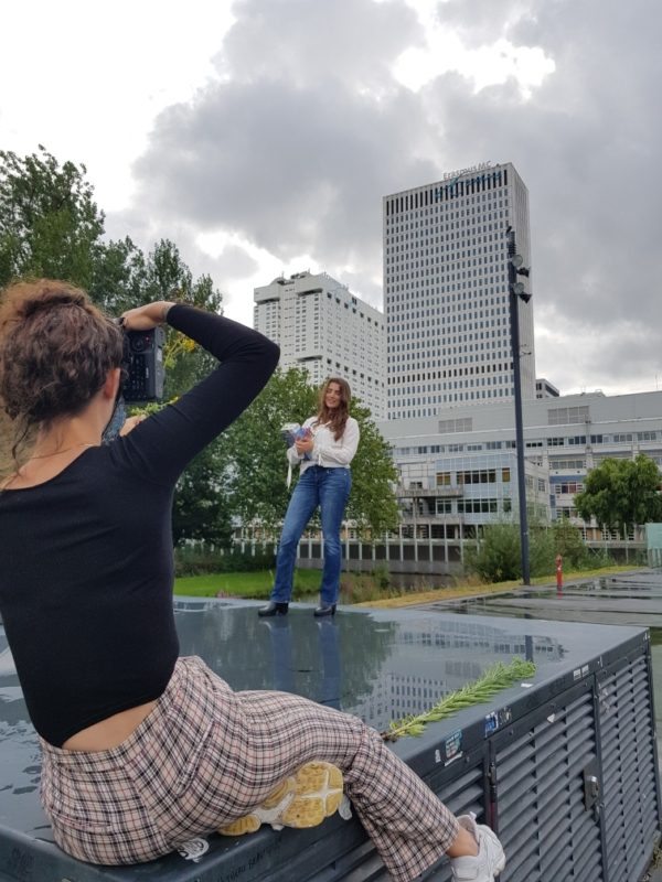 20210822_162522 Eva staand met op de achtergrond de universteit waar ze studeert