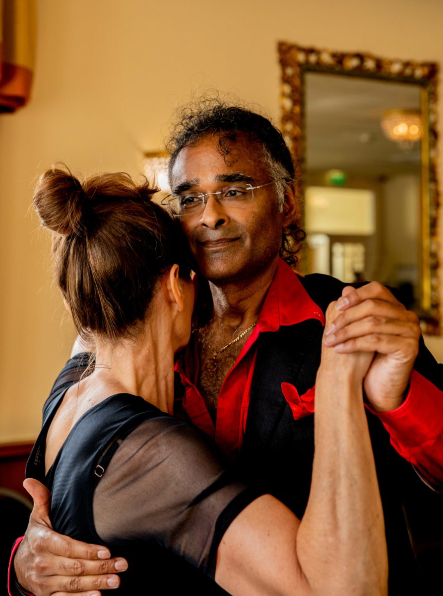 krishna_vegankalender_160821_credit_gekebosch_@geke.photography_gekebosch.nl-99 Krishna aan het dansen met iemand