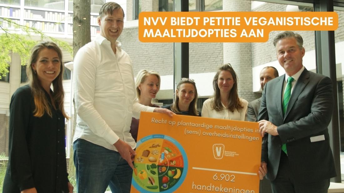 het aanbieden van de petitie veganistische maaltijdopties op het ministerie van VWS