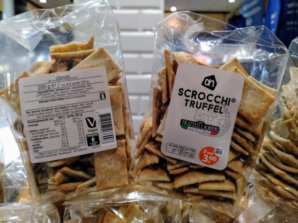 AH Scrocchi Truffel De AH Scrocchi Truffel bevat zwarte zomertruffel en is niet vegan ondanks dat Albert Heijn dit op de verpakking zet.