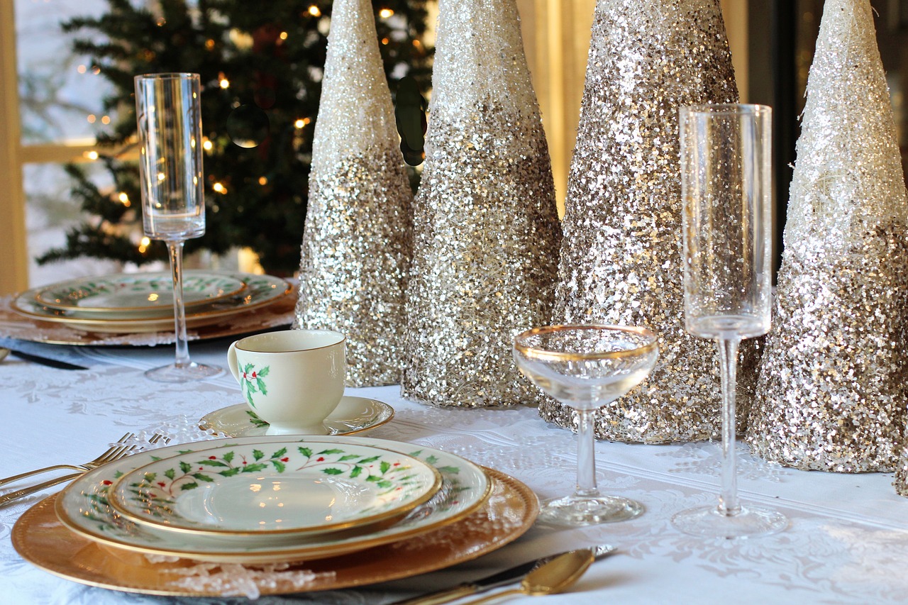 een tafel gedekt voor een kerstdiner