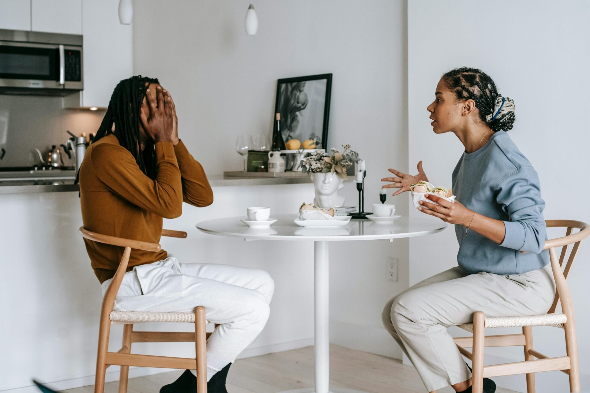 twee personen die ruzie aan de eettafel hebben