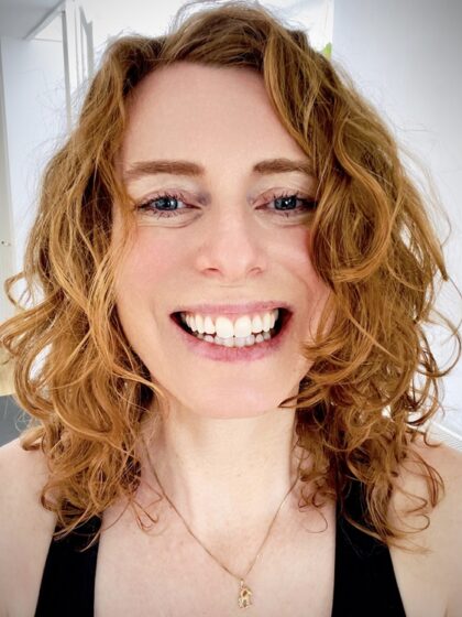 Marijke Hoebee Fotograaf Marijke Hoebee, een vrouw met rood haar en een stralende glimlach.