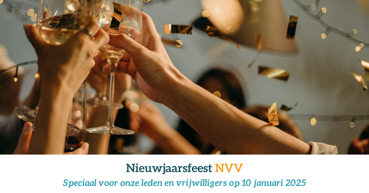 Aankondiging Nieuwjaarsfeest NVV waarop geproost wordt met glazen wijn met de tekst: 'Speciaal voor onze leden en vrijwilligers op 10 januari 2025'