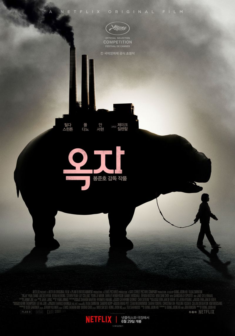 Donkergetinte poster van de film Okja, waarop een groot dier met een werkende fabriek op zijn rug, door een mens wordt weggeleid.