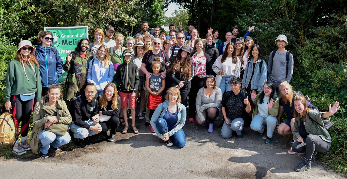 Groepsfoto van deelnemers aan de NVV-dagtrip naar Melief Animal Sanctuary in 2024.