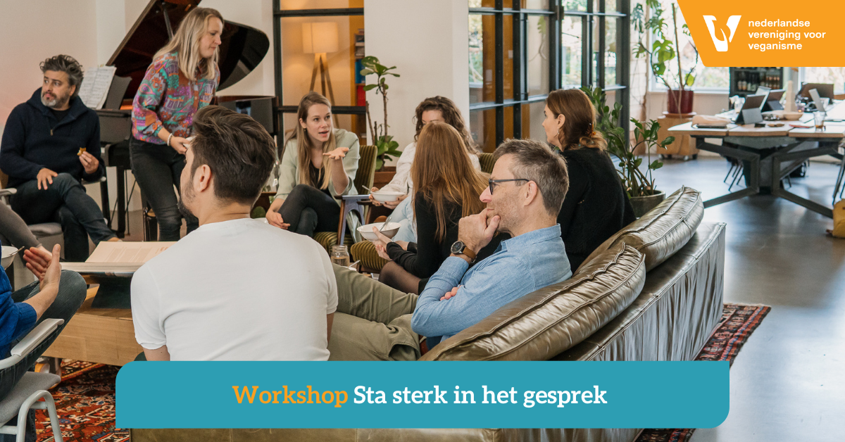 Een groep mensen is met elkaar in gesprek.
