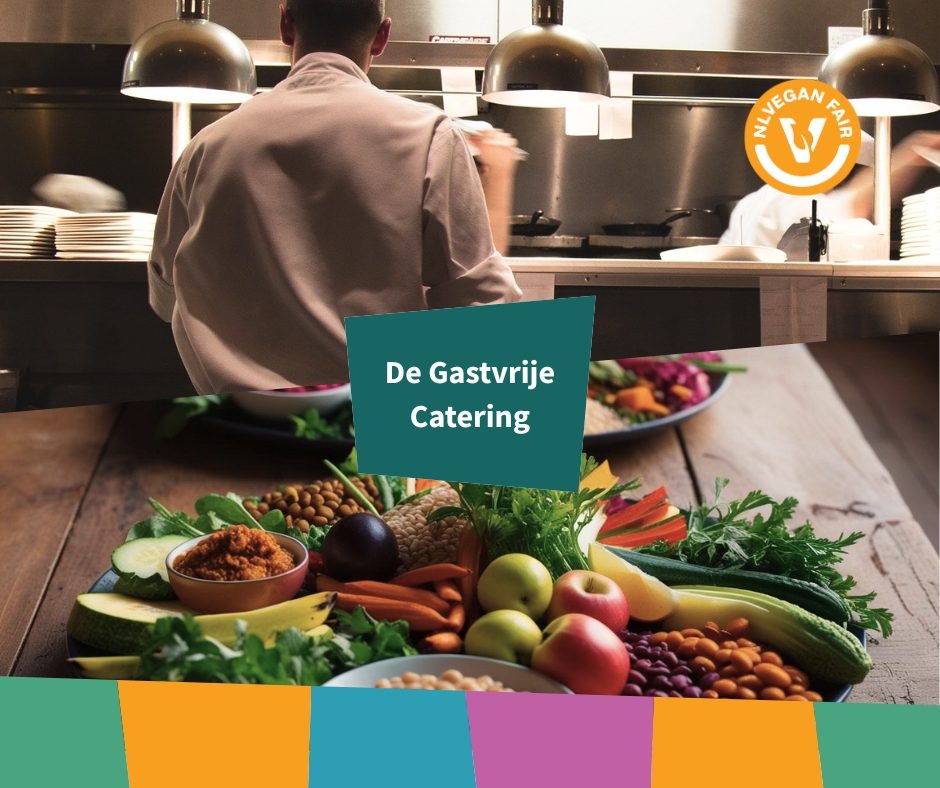 De Gastvrije Catering als logo op een foto van plantaardig eten op een tafel