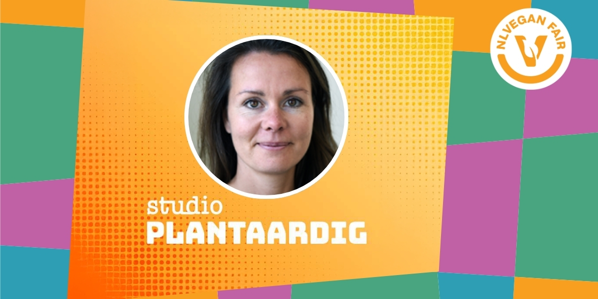 Kleine, ronde portretfoto van Esther Molenwijk tegen een kleurrijke achtergrond met daaronder de tekst Studio Plantaardig en rechtsbovenin het ronde logo van de NLVegan Fair.