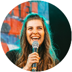 Arieke-van-liere Ronde foto van Arieke van Liere die een microfoon vasthoudt.