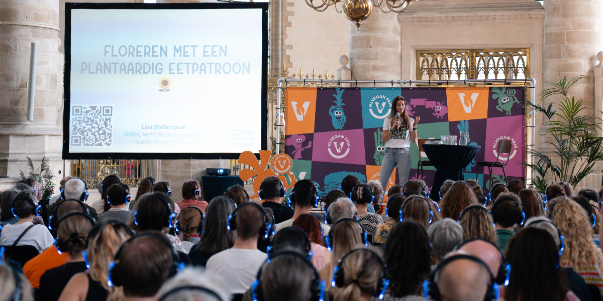 Rij bezoekers voor de Laurens kerk in Rotterdam