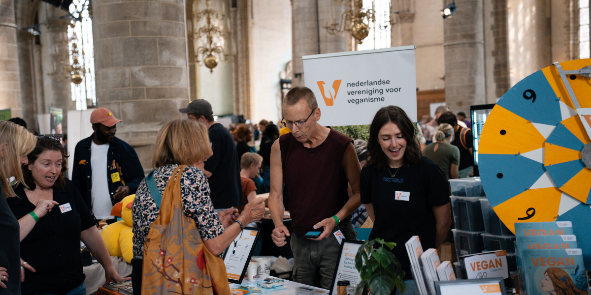 Rij bezoekers voor de Laurens kerk in Rotterdam