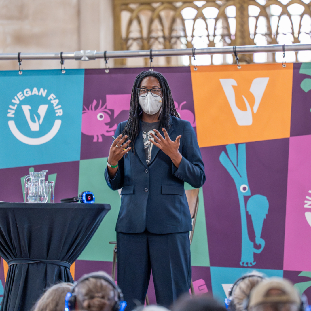 Foto van Christopher Sebastian die spreekt voor het publiek van de NLVegan Fair 2025.