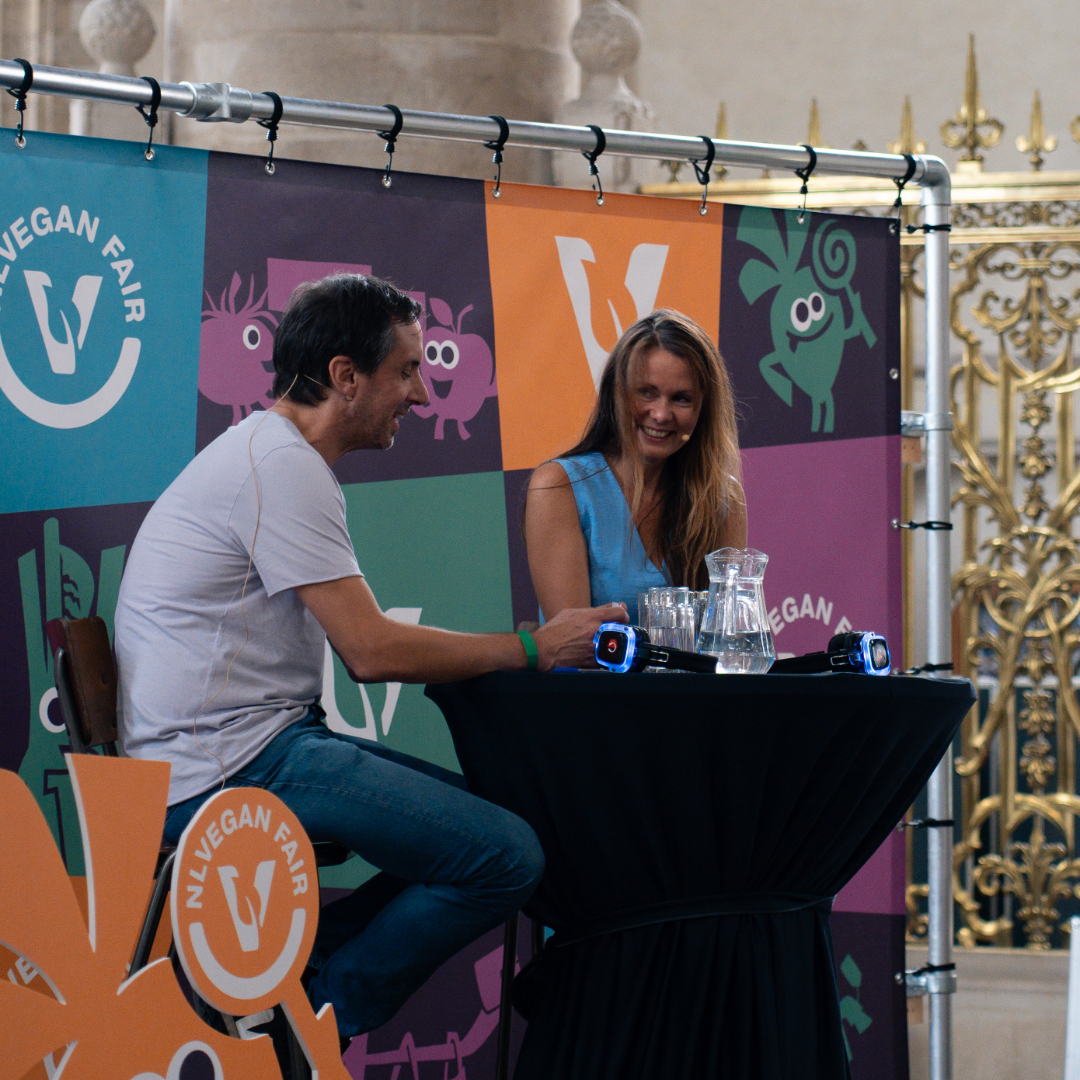 Foto van Esther Molenwijk die wordt geïnterviewd door Chris van Bochove tijdens de NLVegan Fair 2025.
