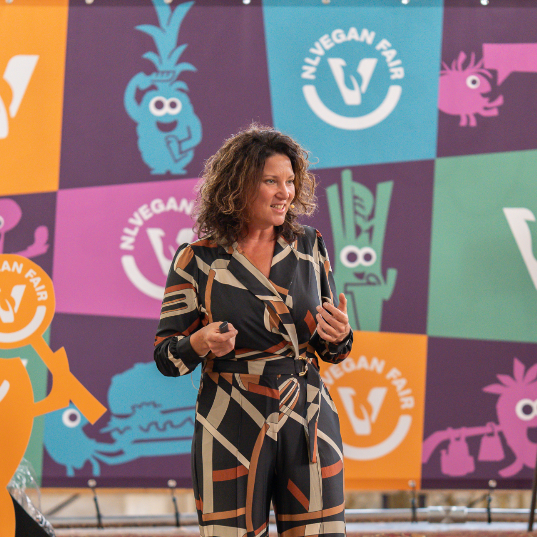 Foto van Hille van der Kaa die spreekt voor het publiek van de NLVegan Fair 2025.