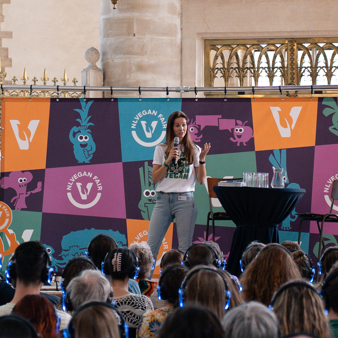 Spreker Lisa Steltenpool spreekt voor het publiek tijdens de NLVegan Fair 2025