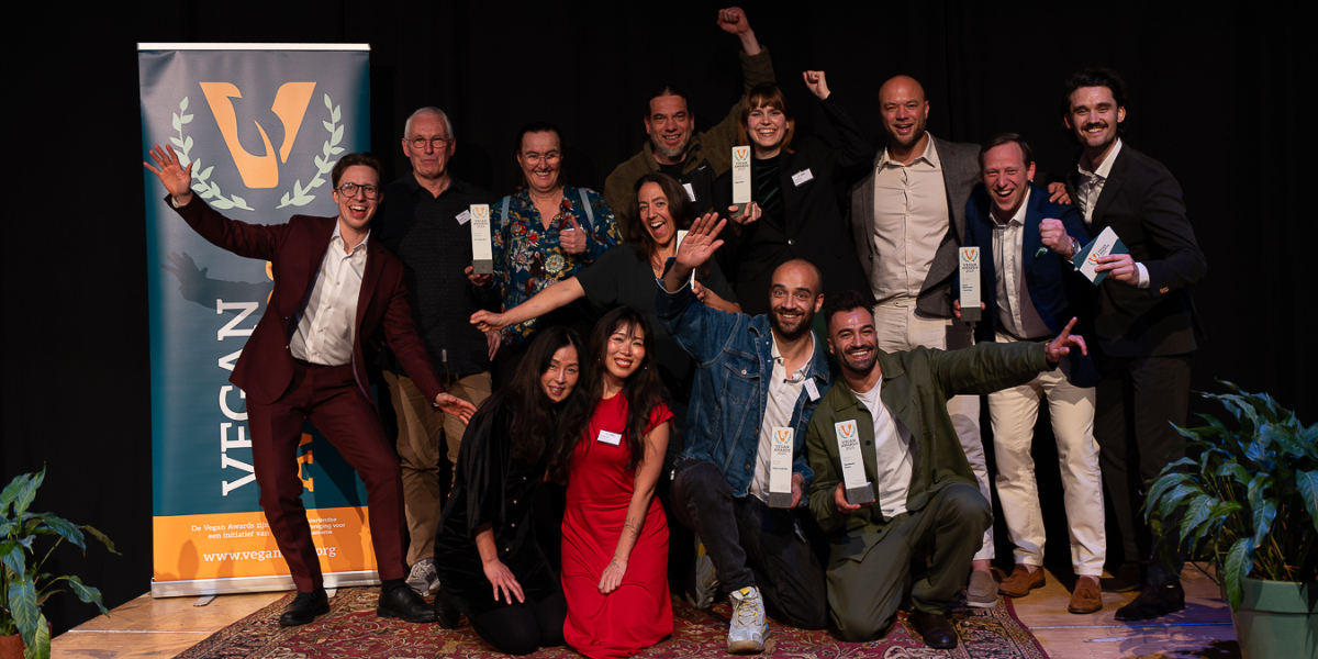 groepsfoto van de winnaars van de Vegan Awards juichend naast elkaar.
