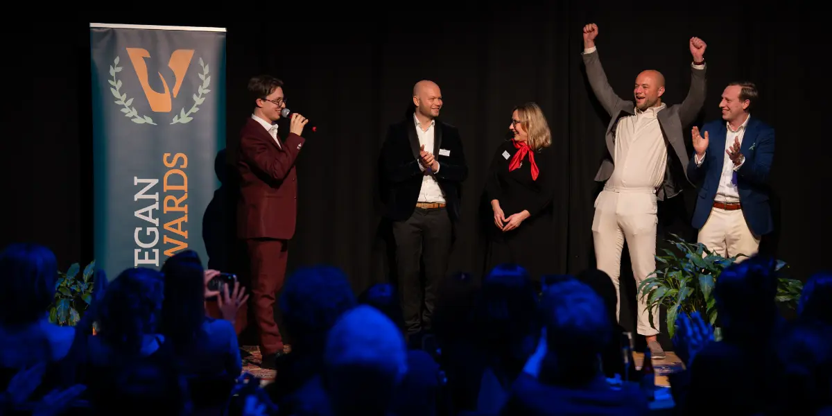 De Vegan Award voor beste product wordt bekendgemaakt en de winnaars juichen.