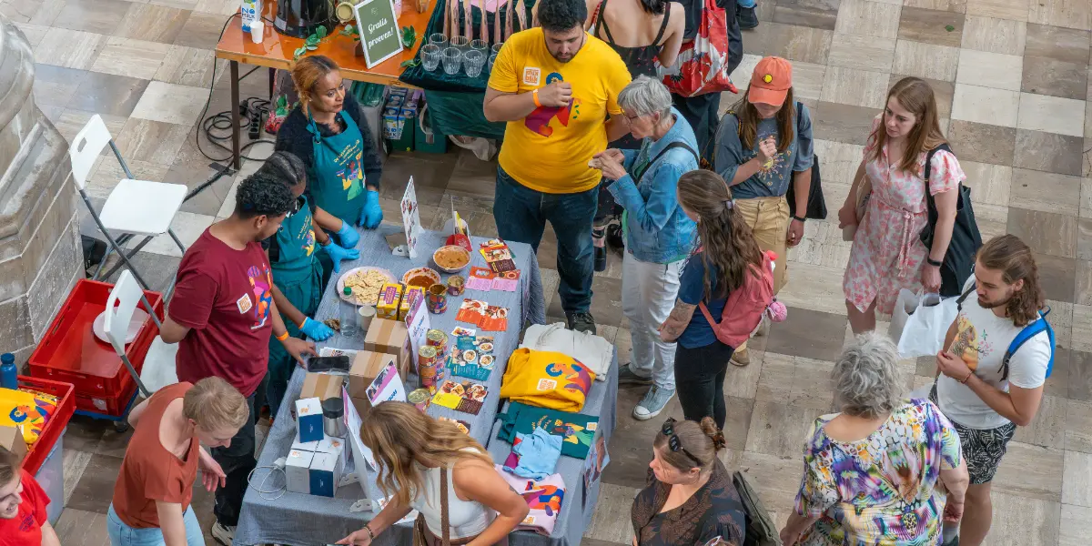 Foto van boven van een kraampje op de NLVegan Fair 2025.