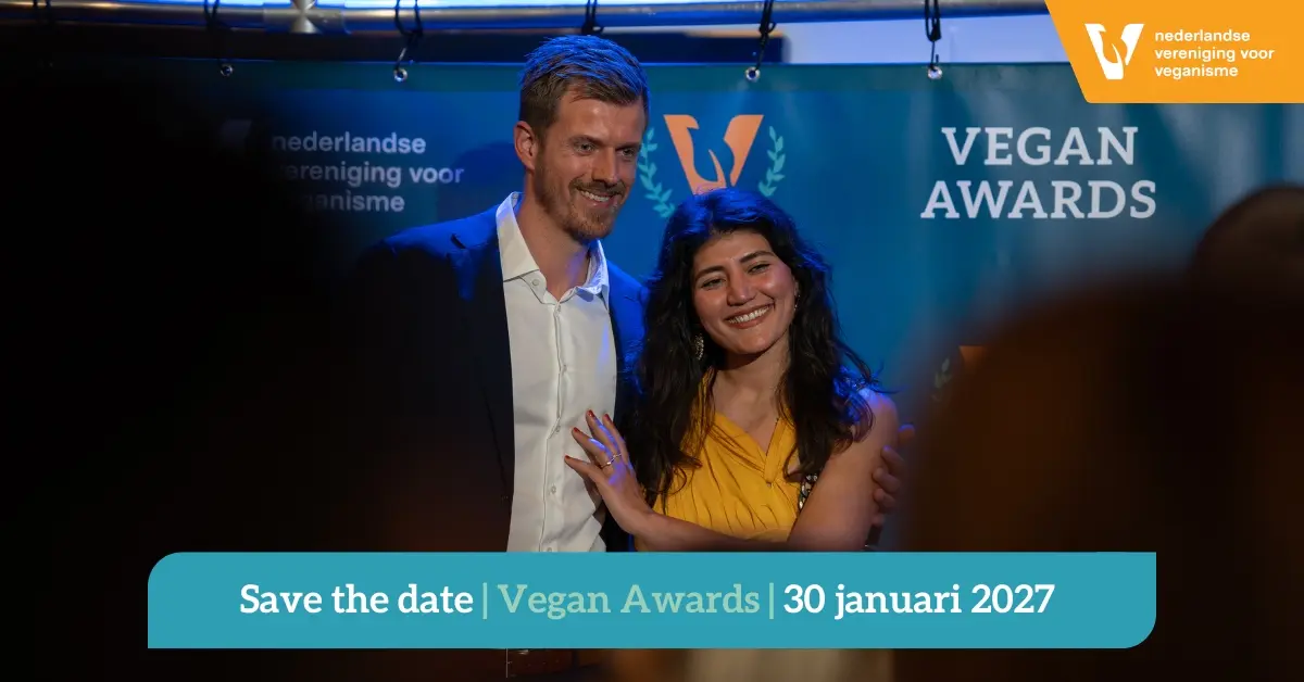 Save the date Vegan Awards 30 januari 2027, met twee mensen die voor onze Vegan Awards fotodoek staan.