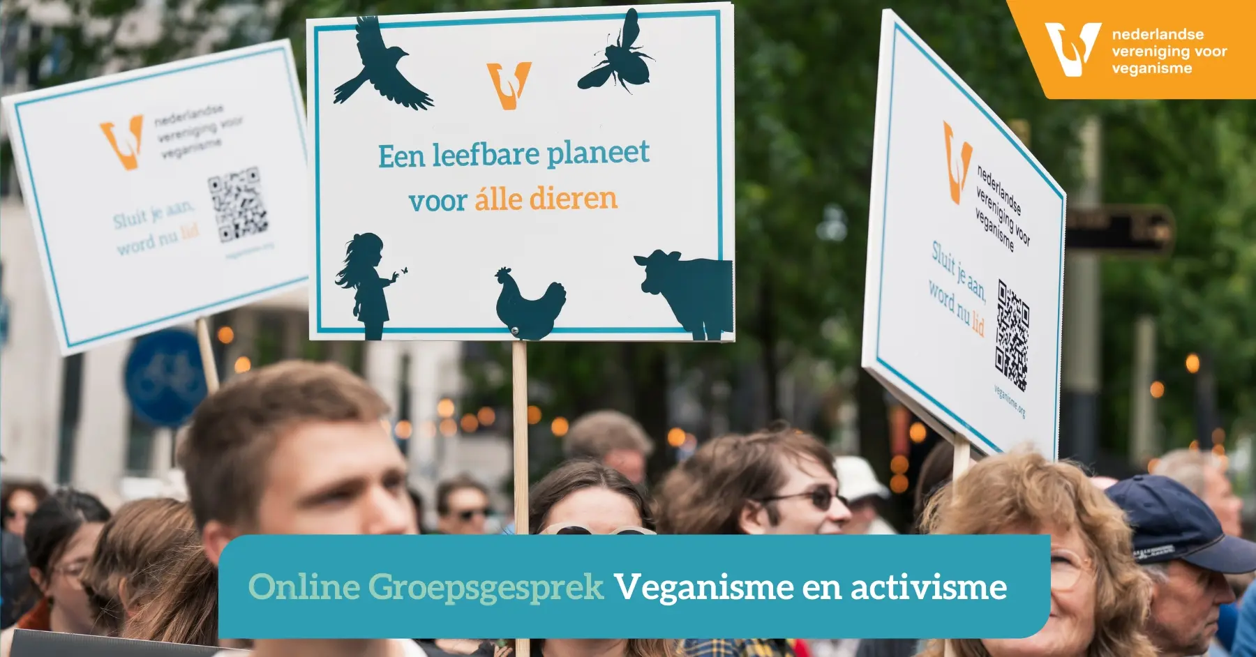 Foto van een groep mensen die protestborden vasthouden.