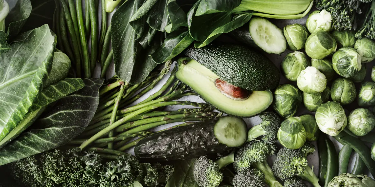 Verzameling van allerlei groene groentes door elkaar.