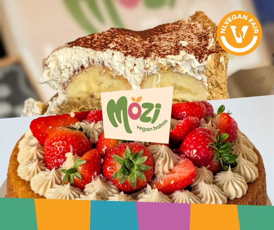 Gebakjes van Mozi vegan cakes met het logo van NLVegan FAir erop