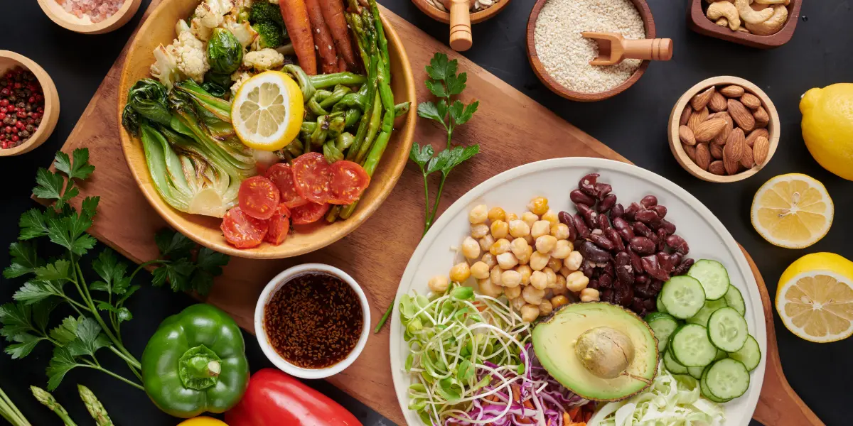 Afbeeldingen van een buddha bowl met allerlei verschillende soorten groenten en peulvruchten bij elkaar.