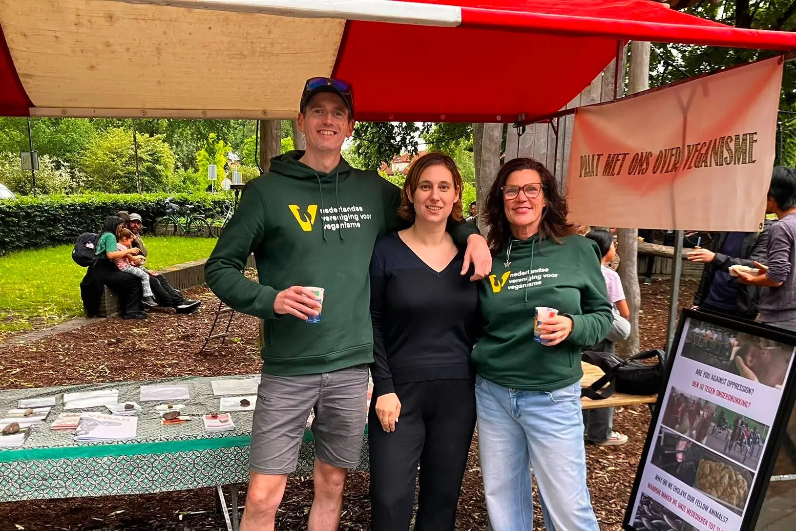 Foto van drie mensen staand voor de educatiekraam op het Planty of Food Festival.