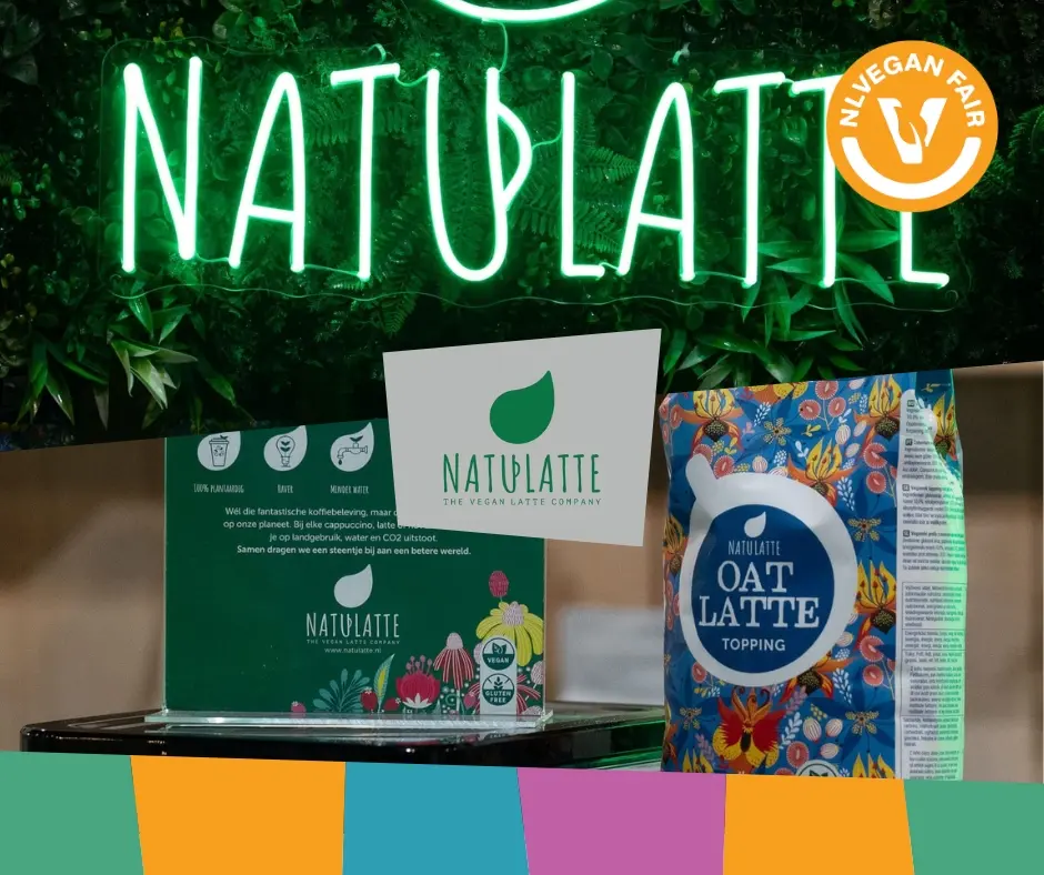 Het logo van Natulatte in lichtgevende letters met daaronder een foto van hun producten zoals Oat Latte topping