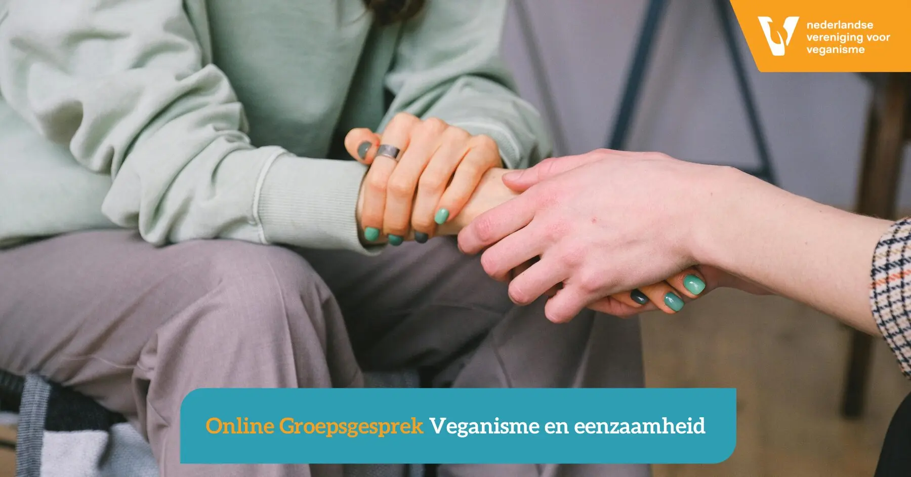 Twee mensen waarvan de een de hand van de ander vasthoudt.