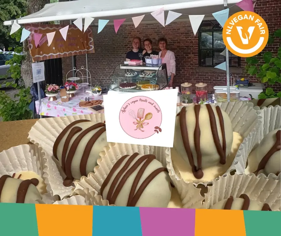 Ayleens Vegan Sweets and Treats_Veganfair_2026 foto van stand en van de gebakjes van Ayleens Vegan Sweets and Treats met daarvoor het logo en het logo van NLVegan Fair.