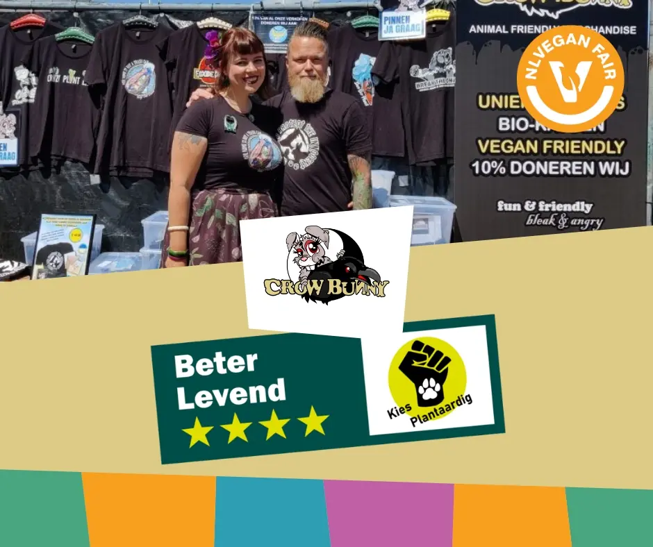 CrowBunny2_Veganfair_2026 De eigenaren van CrowBunny voor hun te verkopen vegan kleding met daaronder het logo van CrowBunny en een parodie op het logo Beter Leven