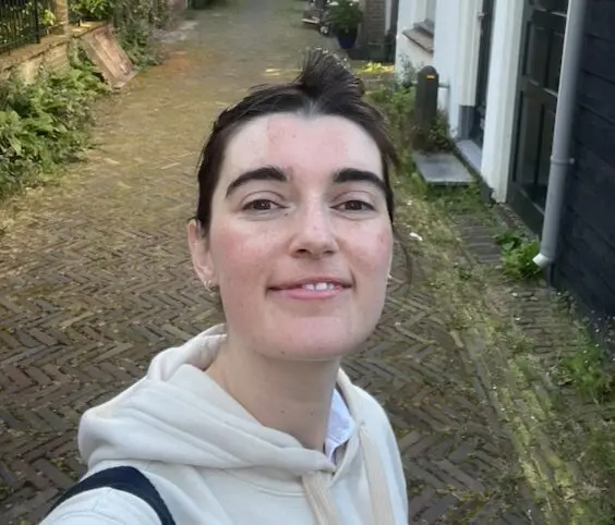 Nicole Online Groepsgesprekken Een selfie van Nicole.
