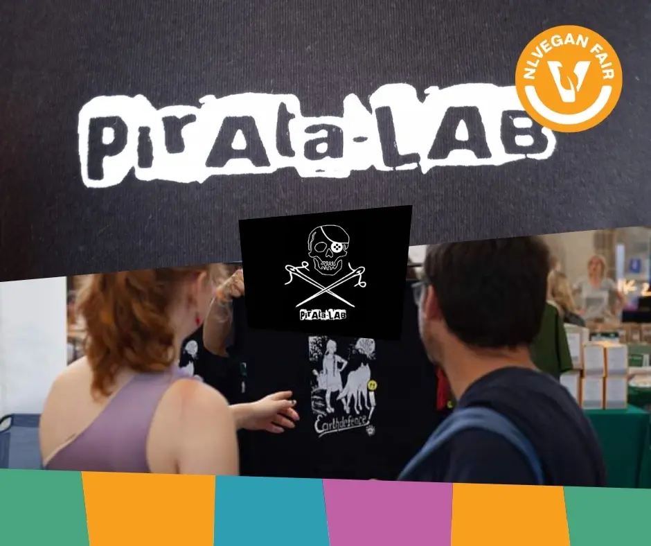 Pirata Lab_Veganfair_2026 Afbeelding van het logo van Pirata Lab met daaronder een foto van klanten bij hun stand.