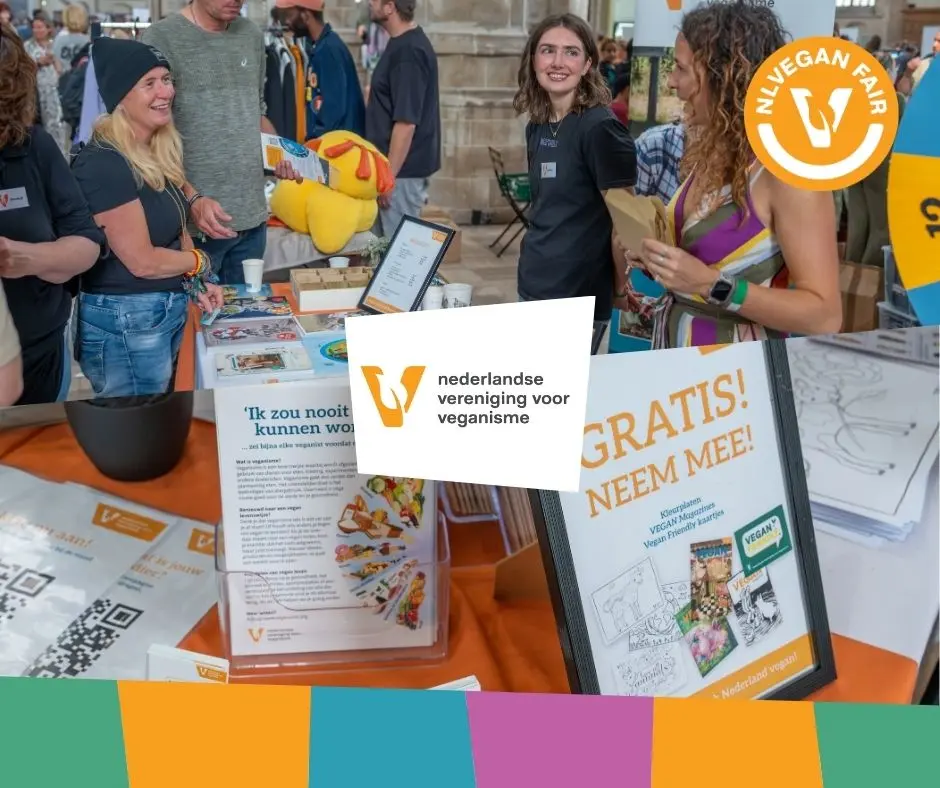 NVV_Veganfair_2026 Twee afbeeldingen van de stand van de Nederlandse Vereniging voor Veganisme met daarop hun logo en het logo van NLVegan Fair