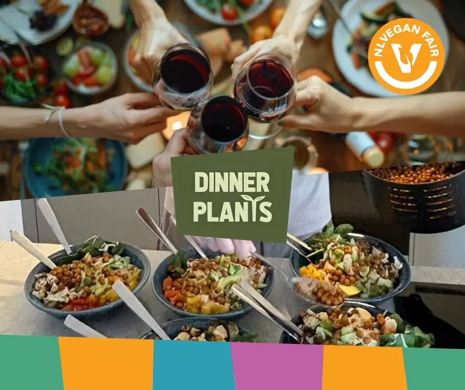 Vijf handen met een glas wijn van mensen die samen proosten boven een tafel met eten met daaronder een afbeelding van vijf schaaltjes rauwkost. Daarvoor het logo van Dinnerplants en het logo van NLVegan Fair.