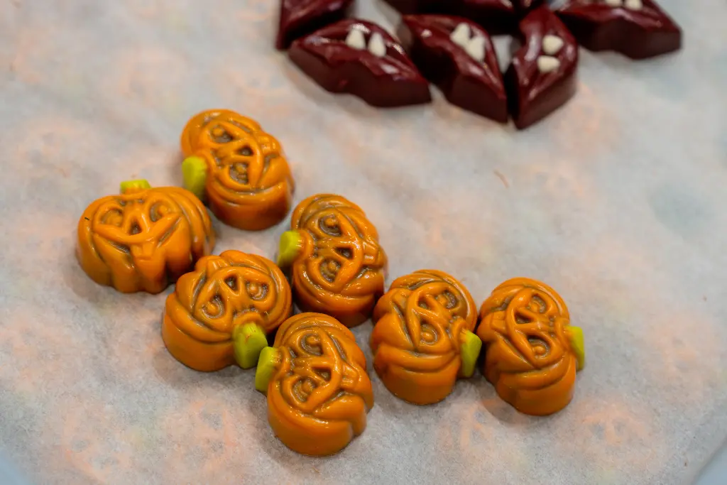 Halloween bonbons_Marijke Hoebee Halloweenbonbons in de vorm van uitgesneden pompoenen.