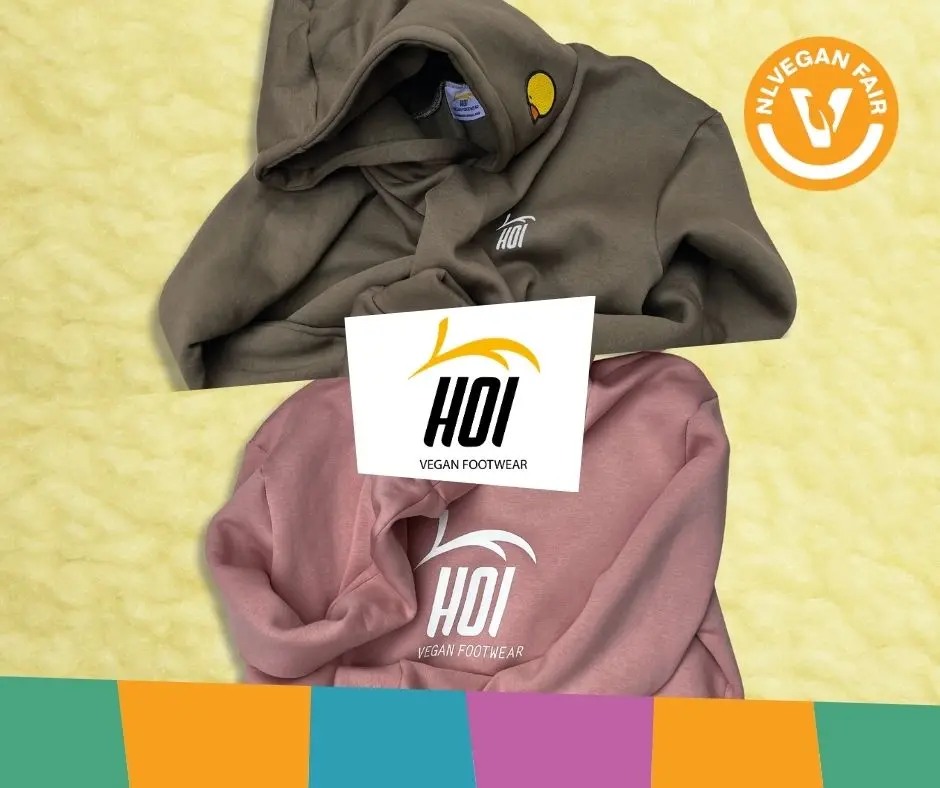 Hoi’s Farm_veganfair_2026 Een foto van een sweater en een hoody van HOI Vegan Footwear met daarvoor hun logo en het logo van NlVegan Fair