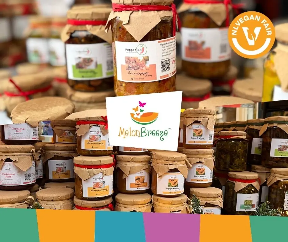 Melon breeze_Veganfari_2026 Potjes met chutneys en sauzen van Melon Breeze met daarvoor hun logo en dat van NLVegan Fair.