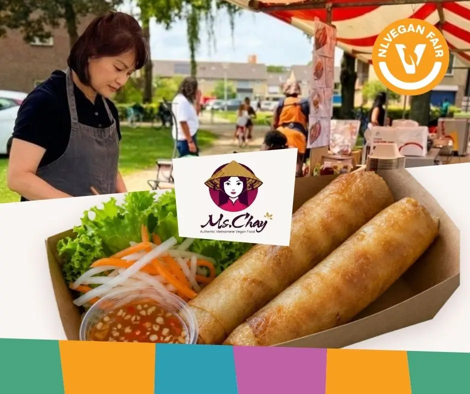 Mevrouw Chay aan het koken met daaronder een voorbeeld van haar veganistische Vietnamese eten. Daarvoor het logo en het logo van NLVegan Fair.