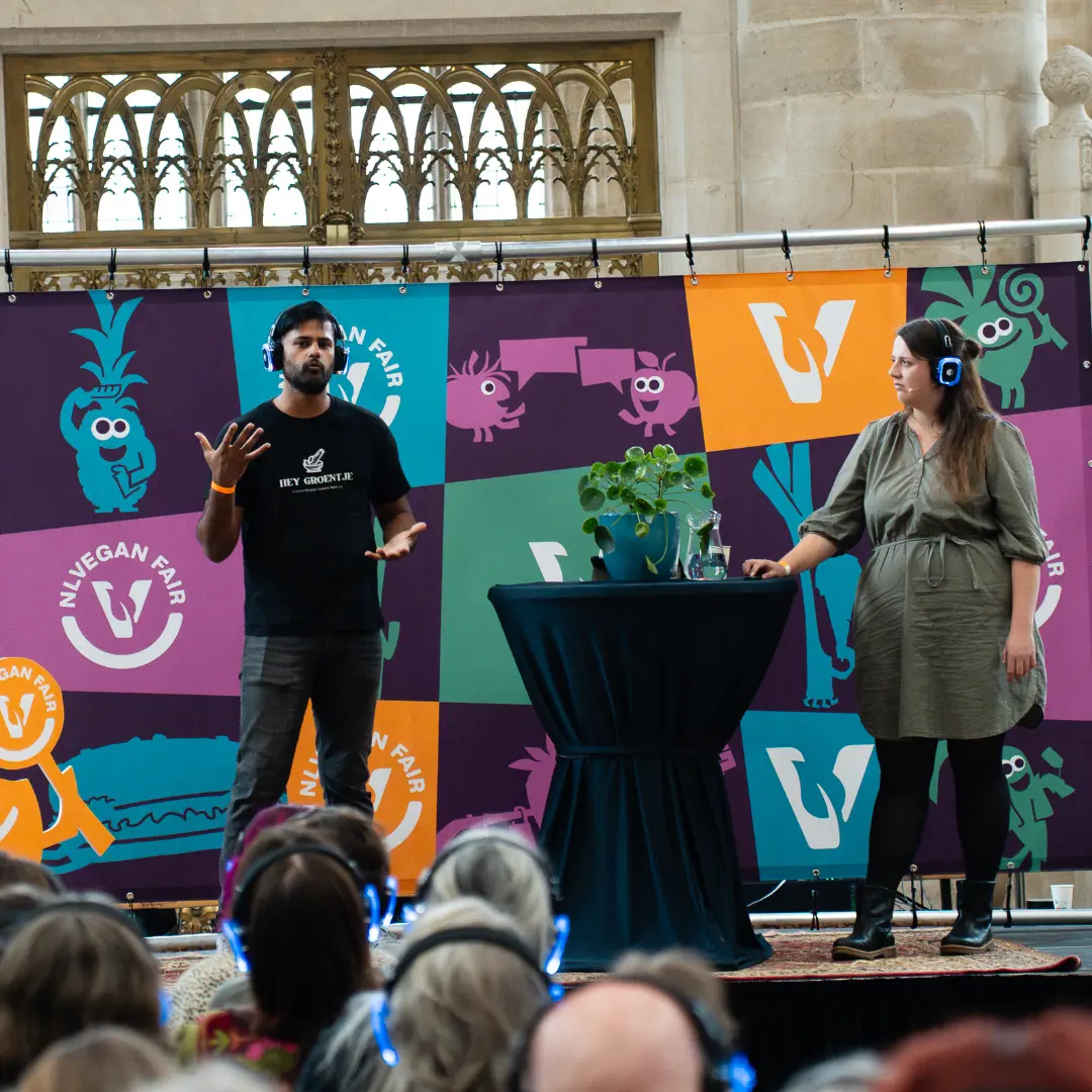 NLVegan Fair 2026- spreker Hey Groentje – marijke hoebee Amit en Danielle van Hey Groentje staan op het podium van de NLVegan Fair.