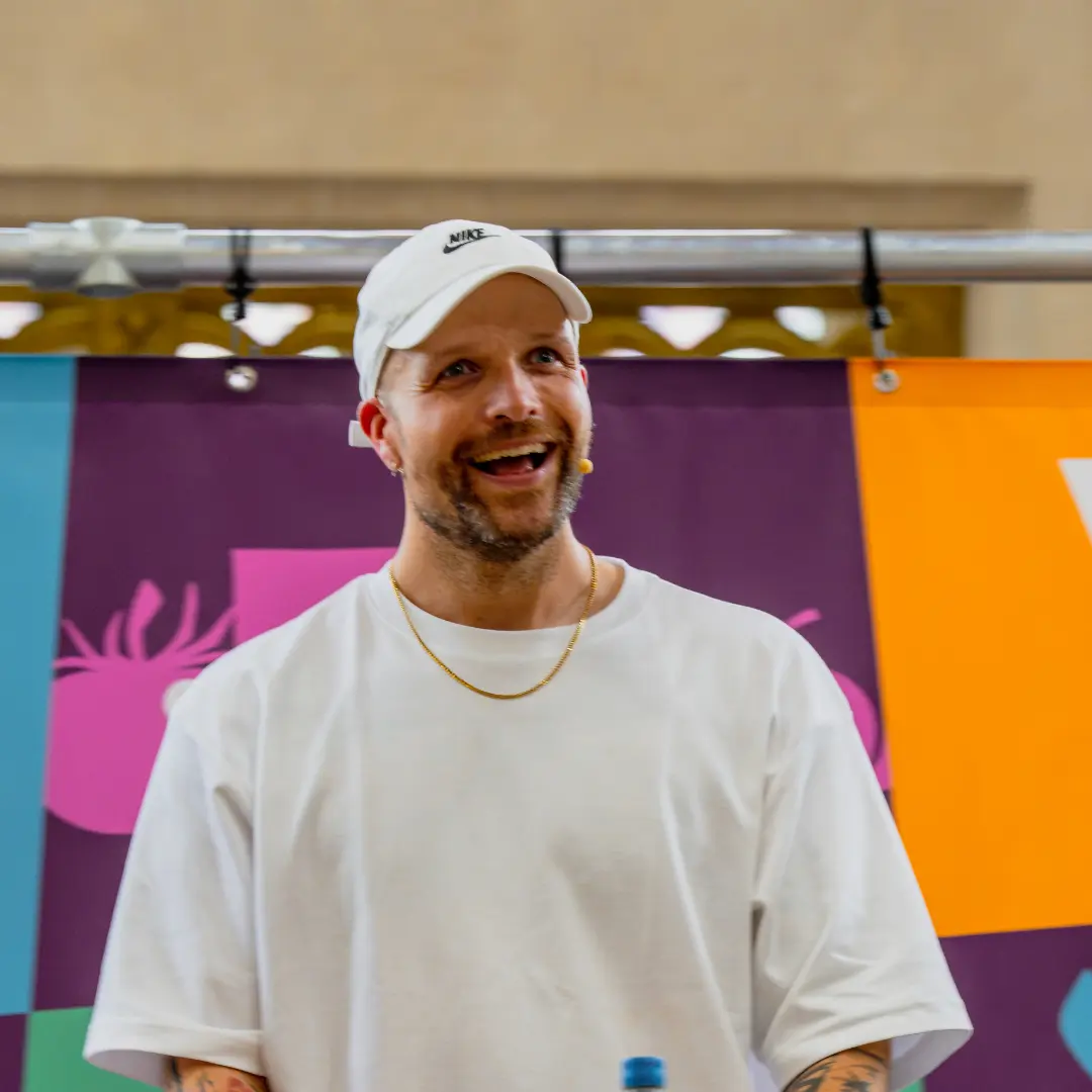 NLVegan Fair 2026- spreker Joris de Kock – marijke hoebee Foto van een lachende Joris de Kock.