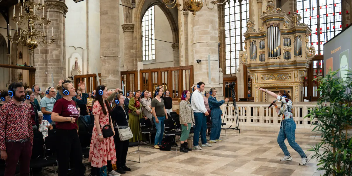 NLVegan Fair-2026-start-Sharon Duursma Host Annelieke maakt het publiek enthousiast voor de volgende spreker.