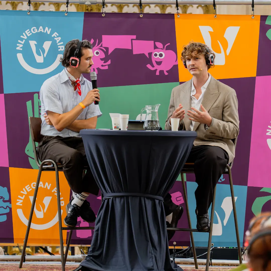 NLVegan Fair – Wouter Waayer – Marijke Hoebee Foto van Lars die op het podium Wouter interviewt.