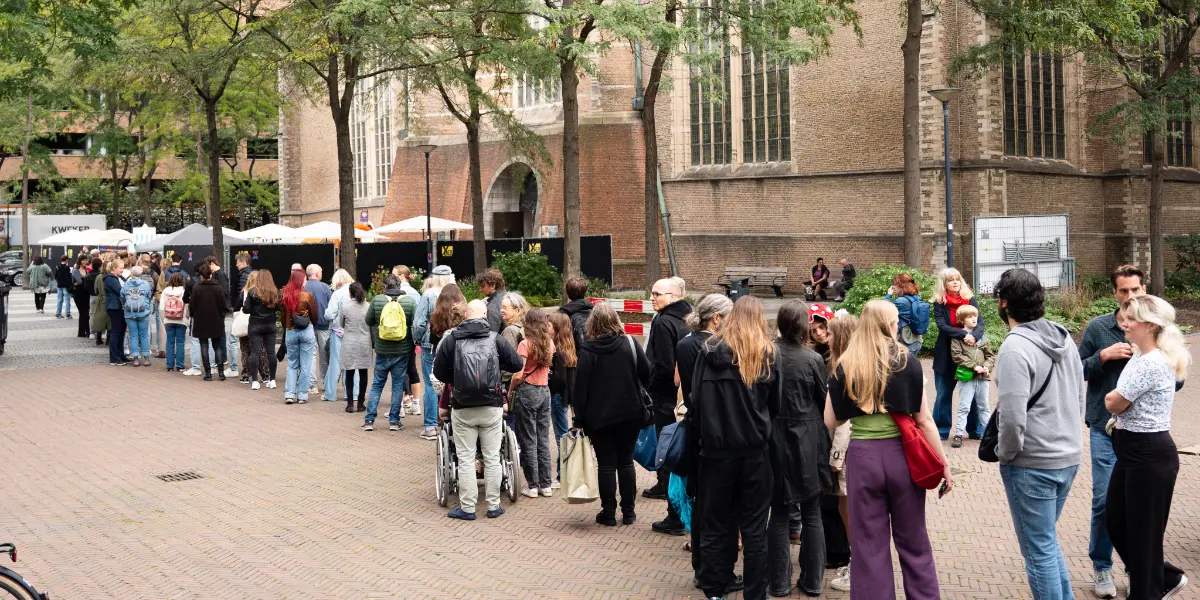 NLVegan Fair_wachtrij buiten_Sharon Duursma Rij bezoekers voor de Laurens kerk in Rotterdam