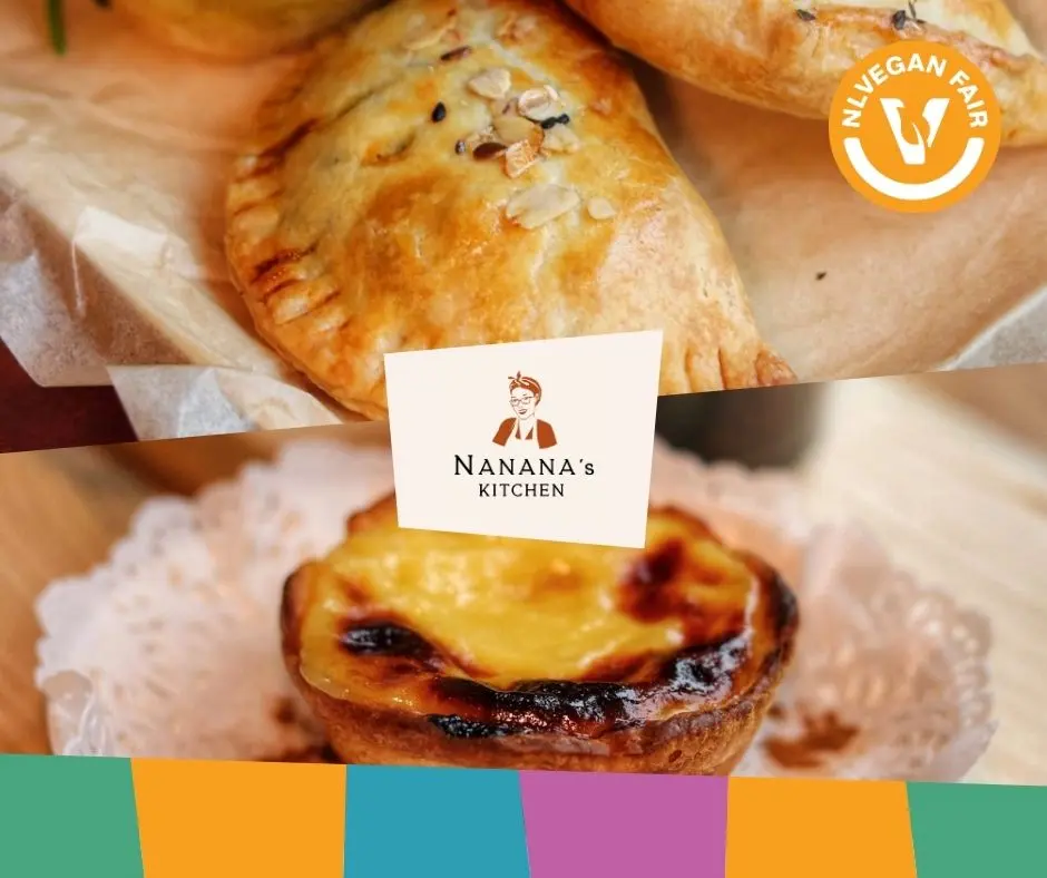 Nanana’s Kitchen_Veganfair_2026 Twee vegan pasteitjes van Nanana's Kitchen met daarvoor het logo en het logo van NLVegan Fair.