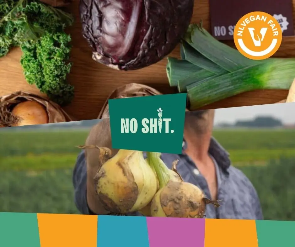 Afbeeldingen van verschillende groenten, boerenkool, rode kool en prei, en daaronder iemand die drie witte kolen omhoog houdt. Het is allemaal veganistisch geteelde groente van No Shit met daarvoor hun logo en dat van NLVegan Fair.