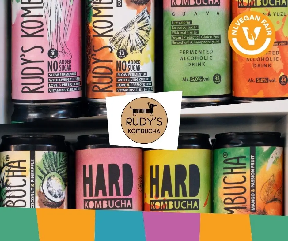 Twee rijen blikjes met Rudy's Kombucha in verschillende smaken met daarvoor het logo en dat van NLVegan Fair.